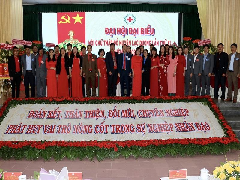 Các đồng chí lãnh đạo Hội Chữ thập đỏ tỉnh và huyện Lạc Dương chụp hình lưu niệm cùng Ban chấp hành Hội Chữ thập đỏ huyện Lạc Dương khóa XI, nhiệm kỳ 2021 - 2026