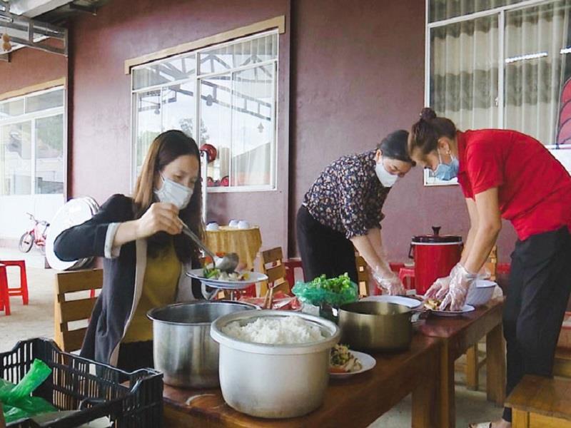 Phụ nữ thị trấn Lạc Dương nấu ăn miễn phí phục vụ lực lượng tham gia làm nhiệm vụ tại chốt kiểm soát dịch COVID-19