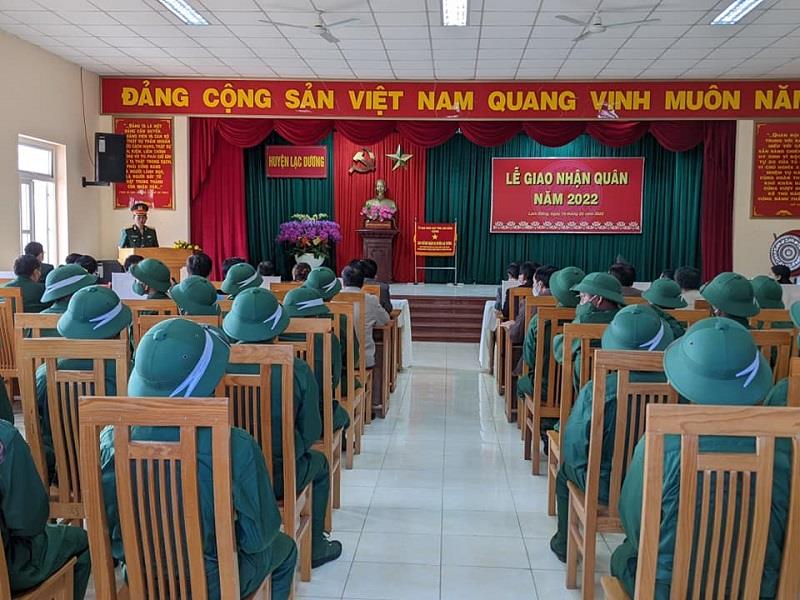 Quang cảnh Lễ giao nhận quân diễn ra tại Hội trường Ban Chỉ huy quân sự huyện Lạc Dương