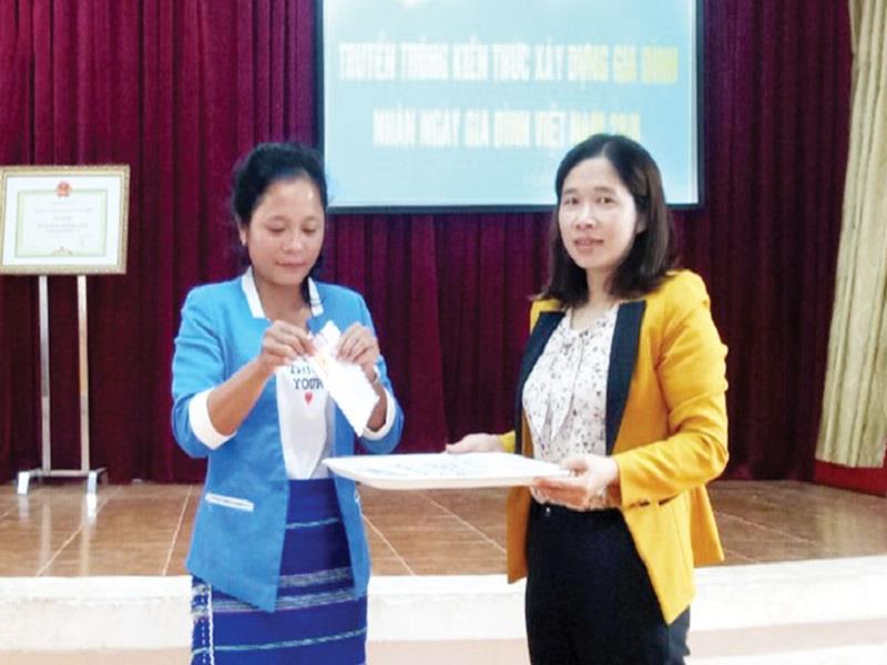 Tuyên truyền về kiến thức xây dựng gia đình cho hội viên phụ nữ DTTS tại xã vùng sâu huyện Lạc Dương