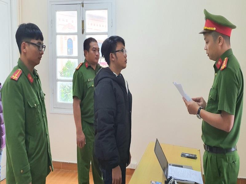 Tống đạt quyết định khởi tố bị can, bắt tạm giam ông Võ Lê Thái, nhân viên lái xe