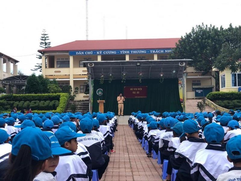 Một buổi tuyên truyền pháp luật cho các em học sinh tại xã Đạ Nhim do Công an huyện tổ chức