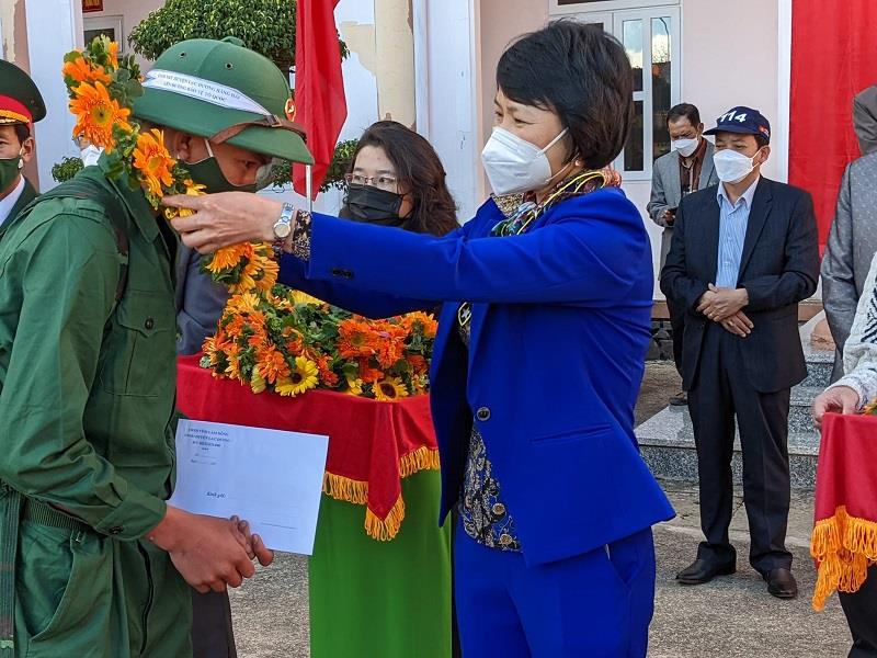 Đồng chí Phạm Thị Phúc - UVBTV, Trưởng ban Dân vận Tỉnh ủy trao hoa và quà động viên các tân binh