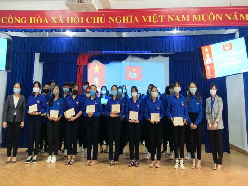 Kết nạp đoàn viên cho học sinh tại Trường THCS Hùng Vương