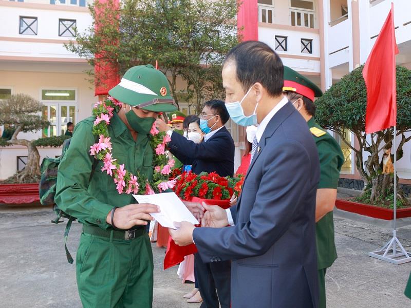 Các đồng chí lãnh đạo huyện tặng quà động viên các tân binh trước khi lên đường nhập ngũ