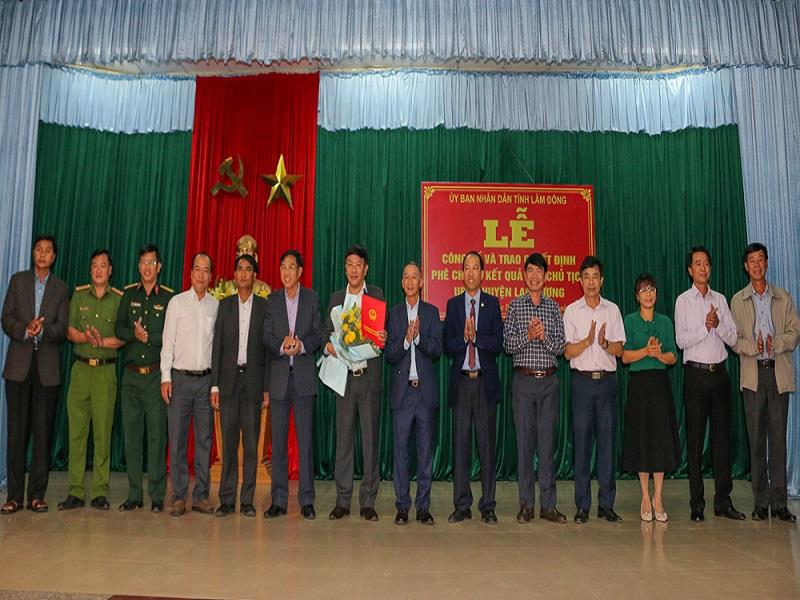 Lãnh đạo UBND tỉnh và Ban Thường vụ Huyện ủy Lạc Dương chúc mừng Tân Chủ tịch UBND huyện