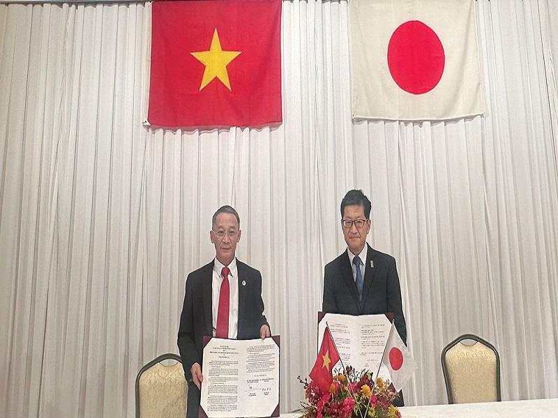 Chủ tịch UBND tỉnh Lâm Đồng Trần Văn Hiệp và Thống đốc tỉnh Kochi - ngài Hamada Seiji ký kết bản ghi nhớ về việc phái cử và tiếp nhận nguồn nhân lực giữa hai tỉnh