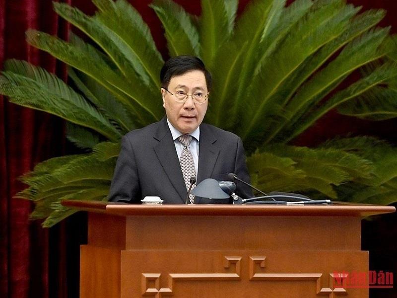 Đồng chí Phạm Bình Minh, Ủy viên Bộ Chính trị, Phó Thủ tướng Thường trực Chính phủ, trình bày báo cáo tại Hội nghị