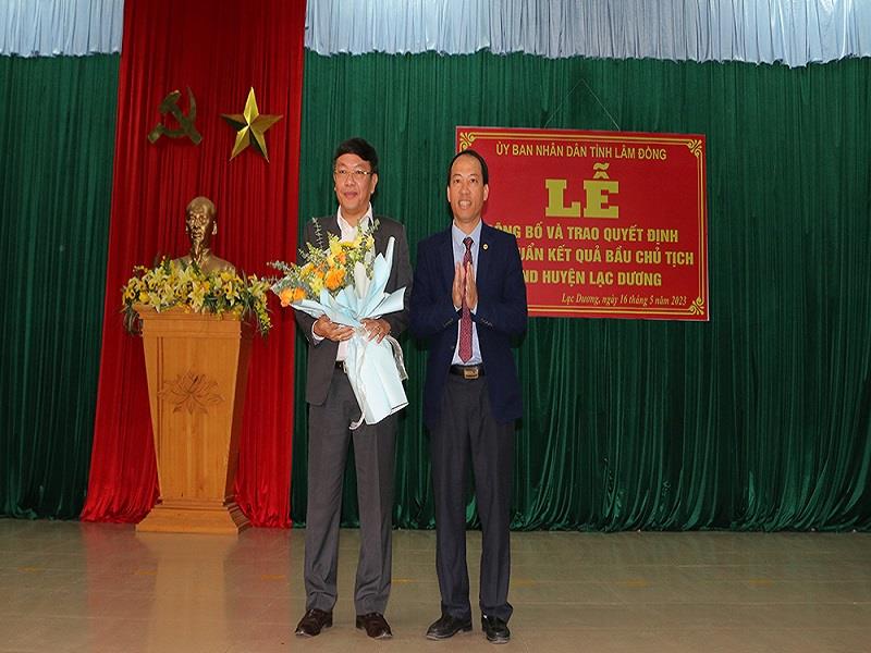 Đồng chí Sử Thanh Hoài - Bí thư Huyện ủy Lạc Dương tặng hoa chúc mừng đồng chí Bùi Thế