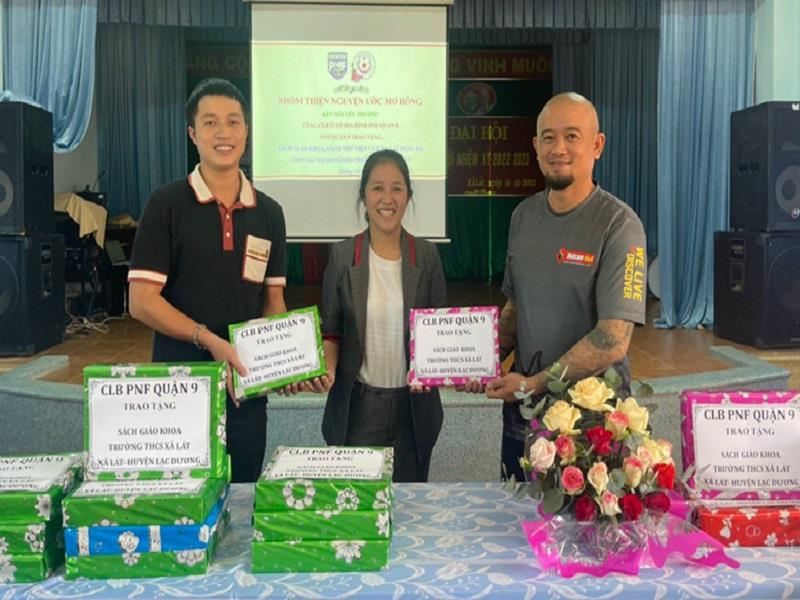 Nhóm thiện nguyện Ước Mơ Hồng và Câu lạc bộ PNF trao tặng quà cho Trường THCS xã Lát