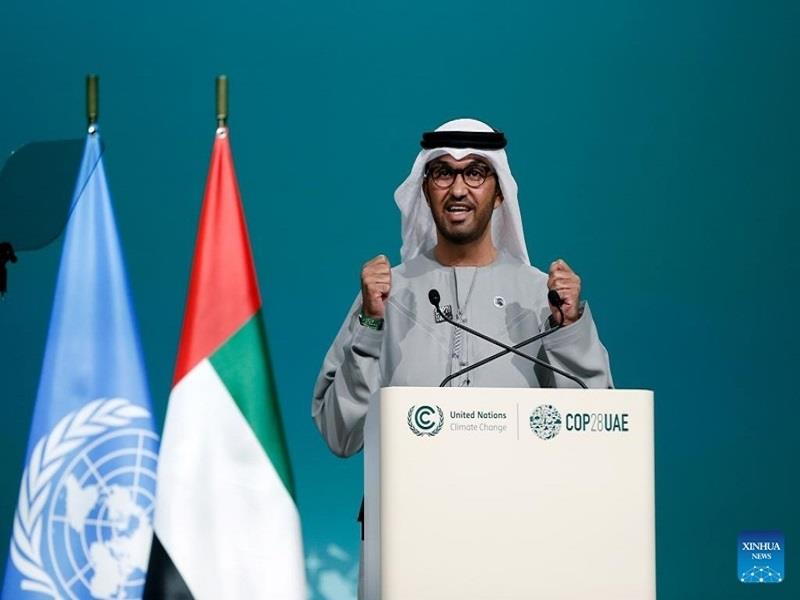 Chủ tịch COP28 Sultan Ahmed Al Jaber phát biểu trong phiên họp toàn thể bế mạc COP28, ngày 13/12/2023. (Ảnh: Xinhua)
