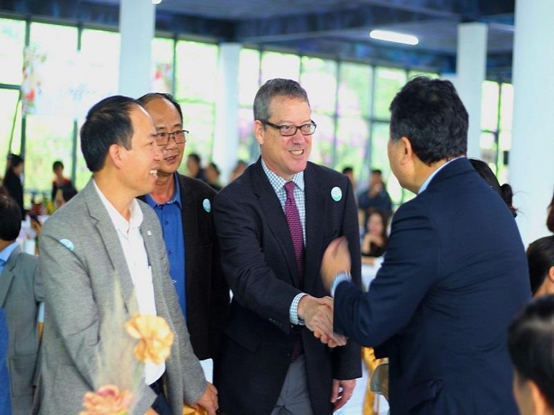 Ông Peter Loach (giữa) - Giám đốc quốc gia SNV Việt Nam, vui vẻ tiếp đón đoàn công tác của thành phố Yachiyo (Nhật Bản) tham dự sự kiện.