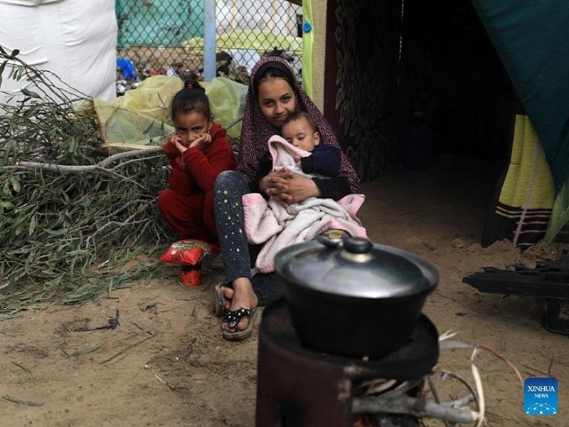 Trẻ em Palestine tại một nơi trú ẩn tạm thời ở thành phố Rafah, phía Nam Dải Gaza, ngày 13/12/2023. (Ảnh: Xinhua)