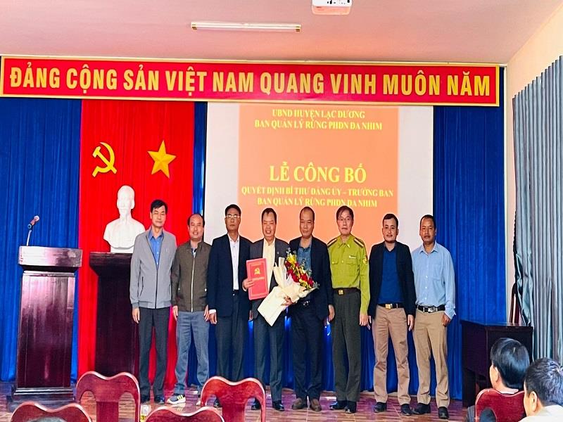 Trao quyết định bổ nhiệm đồng chí Trần Xuân Đường giữ chức Trưởng Ban QLRPHĐN Đa Nhim