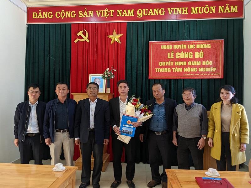 Trao quyết định bổ nhiệm đồng chí Nguyễn Duy Hãnh giữ chức Giám đốc Trung tâm Nông nghiệp