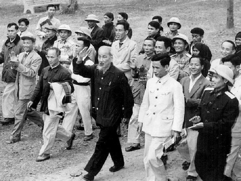 Chủ tịch Hồ Chí Minh thăm cán bộ và nhân dân tỉnh Phú Thọ năm 1962. (Ảnh: https://phapluatxahoi.vn).