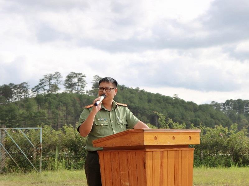 Đồng chí Thiếu tá Bùi Quốc Huy - Phó Trưởng Công an huyện phát biểu tại buổi ra mắt Đội xung kích PCCC-CNCH tự quản