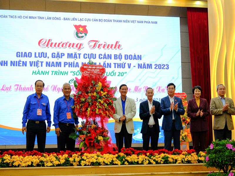 Lãnh đạo tặng hoa chúc mừng Ban liên lạc Cựu cán bộ Đoàn Thanh niên Việt Nam