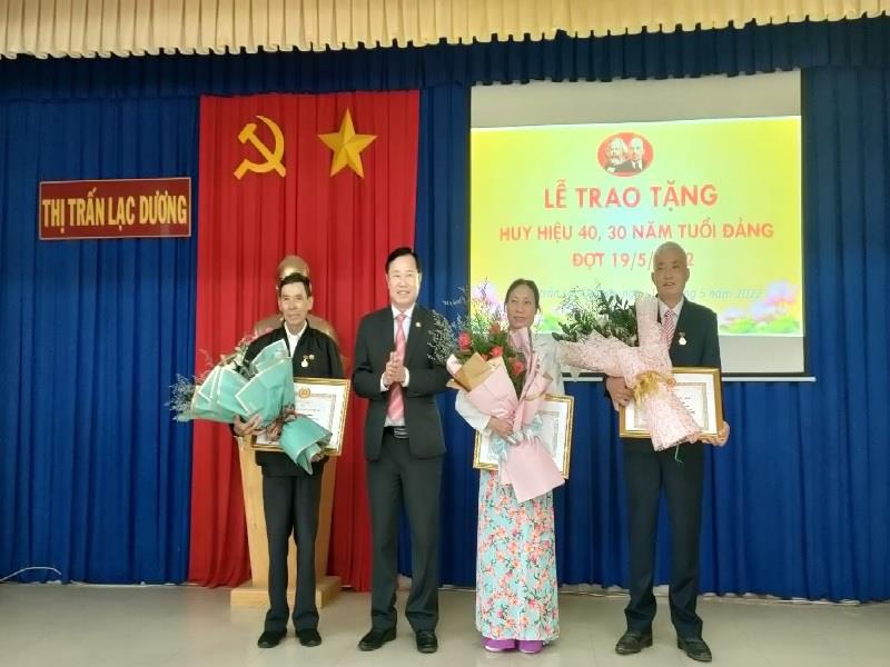 Đồng chí Phạm Triều - Bí thư Huyện ủy, Chủ tịch HĐND huyện Lạc Dương trao Huy hiệu cho 3 đảng viên 40 năm tuổi Đảng