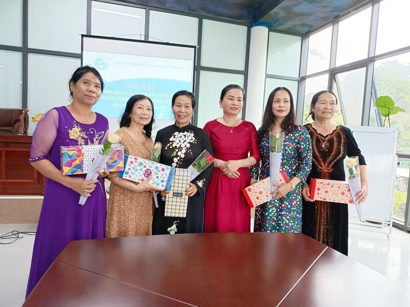 Lãnh đạo Hội LHPN huyện Lạc Dương tặng quà cho các đồng chí nguyên là cán bộ Hội LHPN huyện qua các thời kỳ