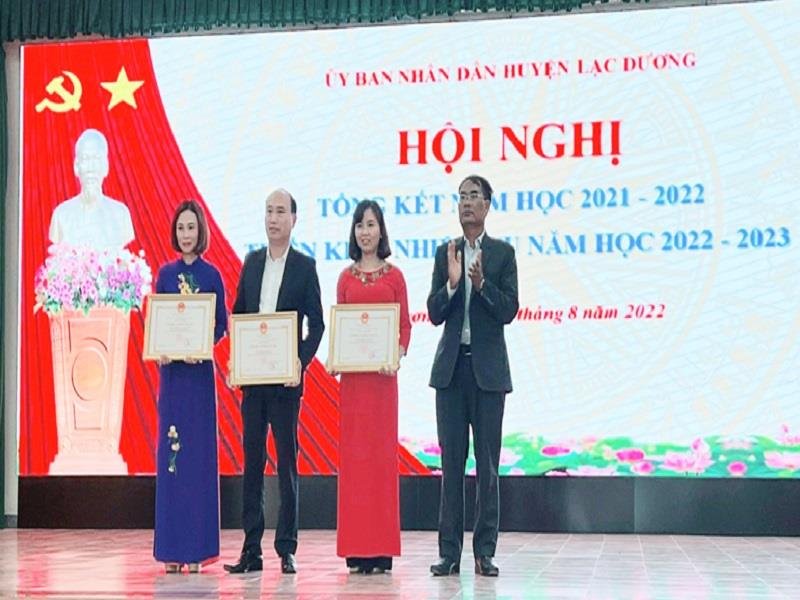 Phó Bí thư Thường trực Huyện ủy Lạc Dương Ya Tiong trao bằng khen của UBND tỉnh cho các tập thể xuất sắc