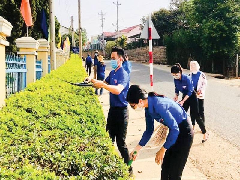 Đoàn viên, thanh niên huyện Lạc Dương tham gia dọn dẹp, chăm sóc các tuyến đường thanh niên tự quản