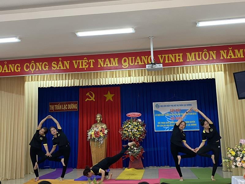 Cán bộ. hội viên phụ nữ và các nhóm câu lạc bộ thị trấn Lạc Dương sôi nổi trình diễn văn nghệ và thể dục-yoga