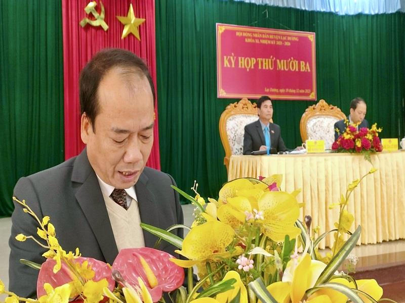 Đồng chí Lê Chí Quang Minh - Phó Chủ tịch UBND huyện thông qua các báo cáo, tờ trình của UBND huyện