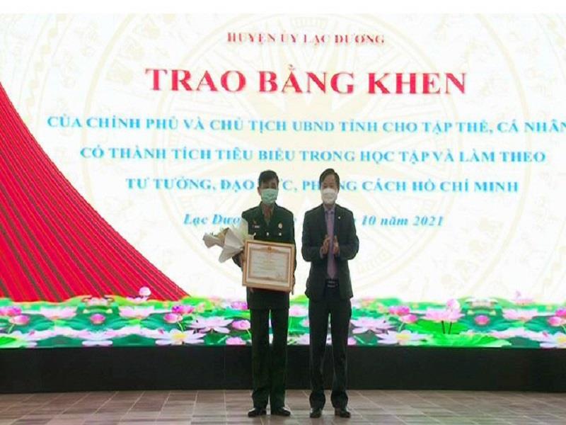 Trao Bằng khen của Thủ tướng Chính phủ cho Đội PCCP - CNCH tự quản thị trấn Lạc Dương