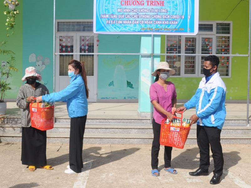 Trao quà cho hộ dân có hoàn cảnh khó khăn tại xã Đạ Chais, Lạc Dương