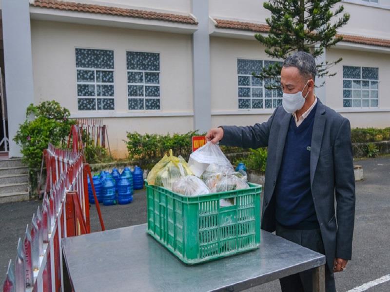 Đồng chí Trần Văn Hiệp - Chủ tịch UBND tỉnh kiểm tra khu vực cách ly, khay đồ ăn tại Trung tâm huấn luyện và bồi dưỡng nghiệp vụ Công an tỉnh Lâm Đồng
