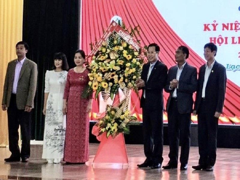 Các đồng chí lãnh đạo huyện tặng hoa chúc mừng Hội LHPN huyện