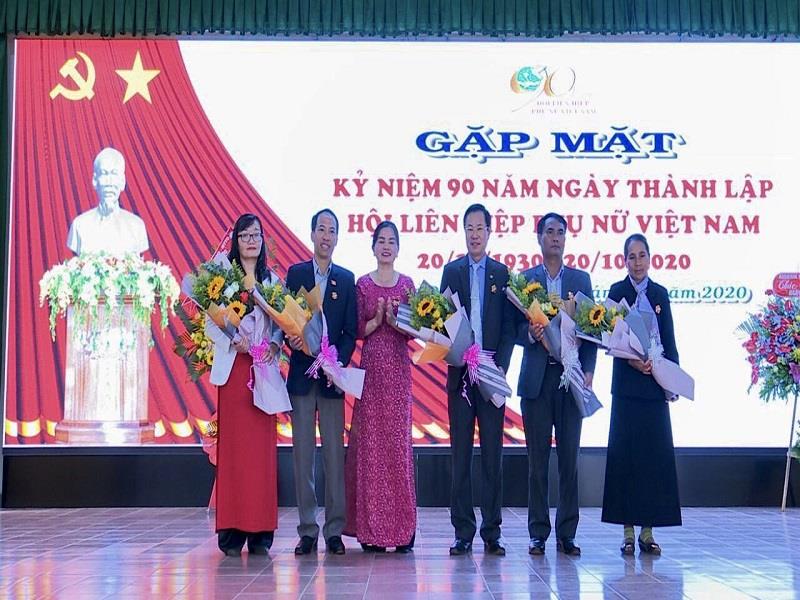 Tặng Kỷ niệm chương “Vì sự phát triển của phụ nữ Việt Nam” cho 5 cá nhân