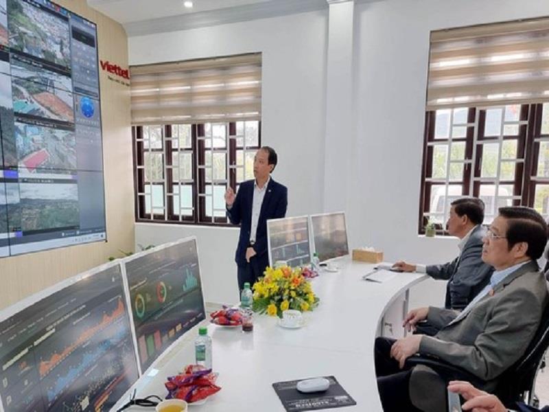 Cùng ngày, đồng chí Phan Đình Trạc cùng Đoàn ĐBQH tỉnh và lãnh đạo tỉnh Lâm Đồng đã đến thăm, tặng quà tại Trung tâm giám sát và điều hành thông minh (IOC) huyện Lạc Dương. Ảnh: ĐOÀN KIÊN