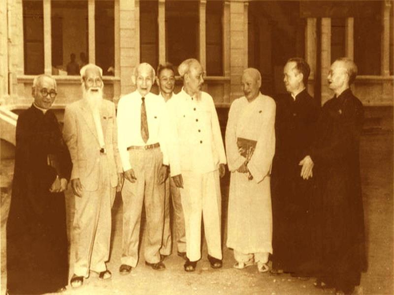 Chủ tịch Hồ Chí Minh nói chuyện thân mật với các đại biểu tôn giáo trong Quốc hội nước Việt Nam Dân chủ Cộng hòa năm 1960 - Ảnh www.baochinhphu.vn