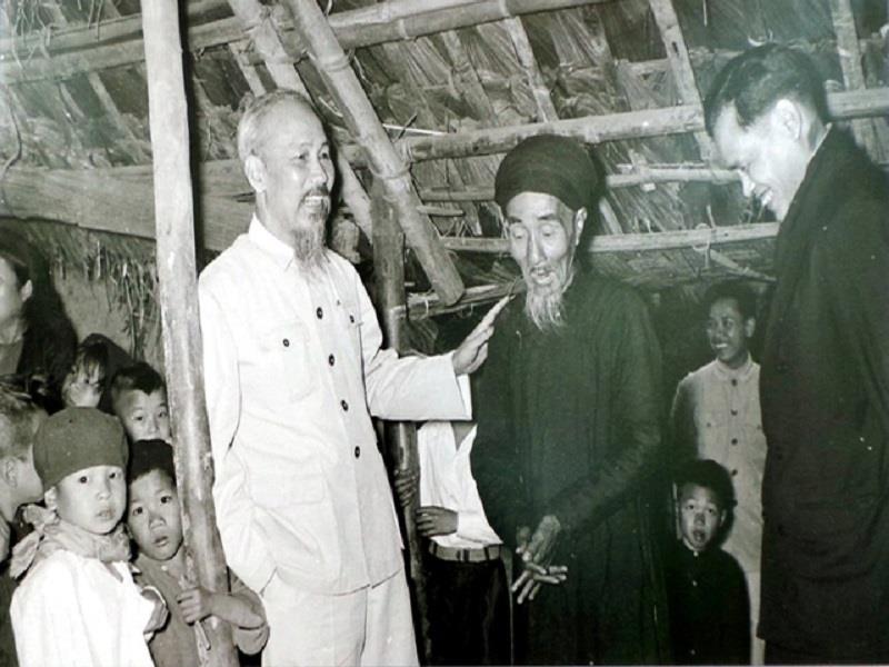 Chủ tịch Hồ Chí Minh thăm gia đình có công với cách mạng ở thôn Phú Gia, Phú Thượng, Hà Nội năm 1955