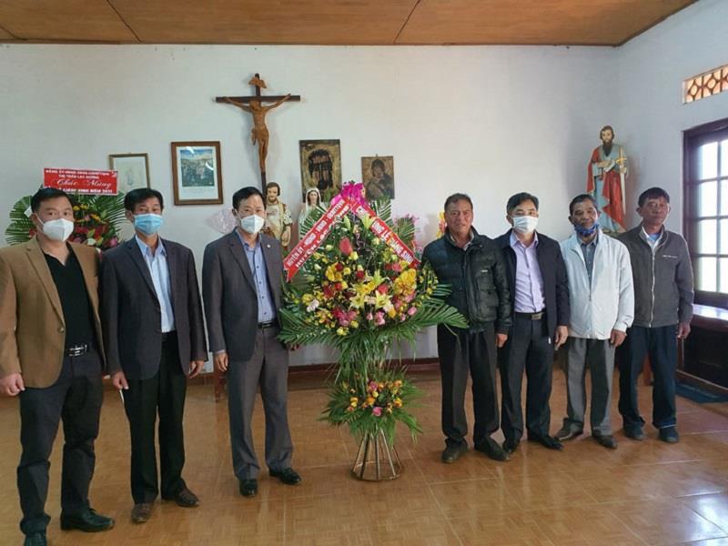Đồng chí Phạm Triều - Bí thư Huyện ủy, Chủ tịch HĐND huyện (đứng giữa trái ảnh) làm trưởng đoàn thăm hỏi, chúc mừng Giáo xứ Lang Biang