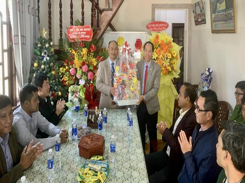 Đồng chí Sử Thanh Hoài - Bí thư Huyện ủy, Chủ tịch HĐND huyện Lạc Dương thăm, chúc mừng các cơ sở tôn giáo tại xã Lát