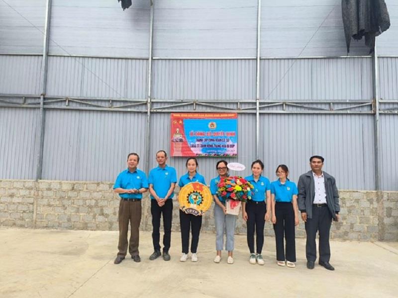 Lãnh đạo LĐLĐ tỉnh Lâm Đồng và huyện Lạc Dương trao huy hiệu Công đoàn Việt Nam và hoa chúc mừng ban chấp hành CĐCS. Ảnh: ĐT