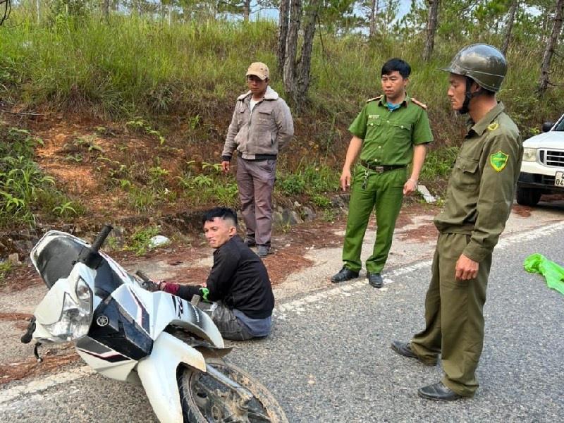 Bắt đối tượng trộm xe máy Nguyễn Ngọc Hưng cùng tang vật (Ảnh: Công an xã Đạ Nhim)