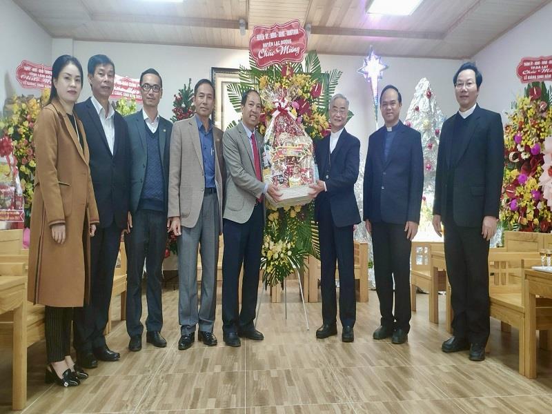 Đồng chí Sử Thanh Hoài - Bí thư Huyện ủy, Chủ tịch HĐND huyện Lạc Dương thăm, chúc mừng Tòa Giám mục Đà Lạt