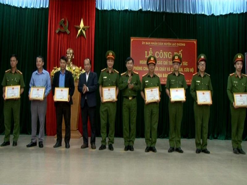 Lãnh đạo Công an tỉnh và lãnh đạo huyện trao giấy khen cho các tập thể cá nhân được khen thưởng