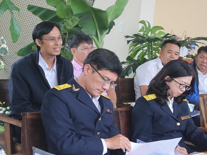 Ông Tô Quang Dũng (ngoài cùng bên trái)  - Giám đốc Công ty TNHH Trang trại Trường Phúc, nêu kiến nghị