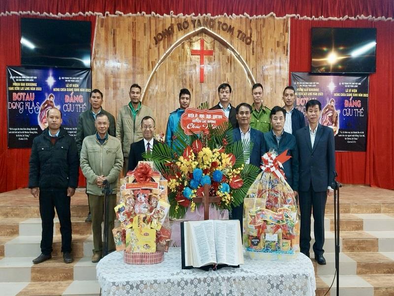 Đồng chí YaTiong - Phó Bí thư Thường trực Huyện ủy Lạc Dương thăm, chúc mừng các cơ sở tôn giáo tại xã Đạ Sar