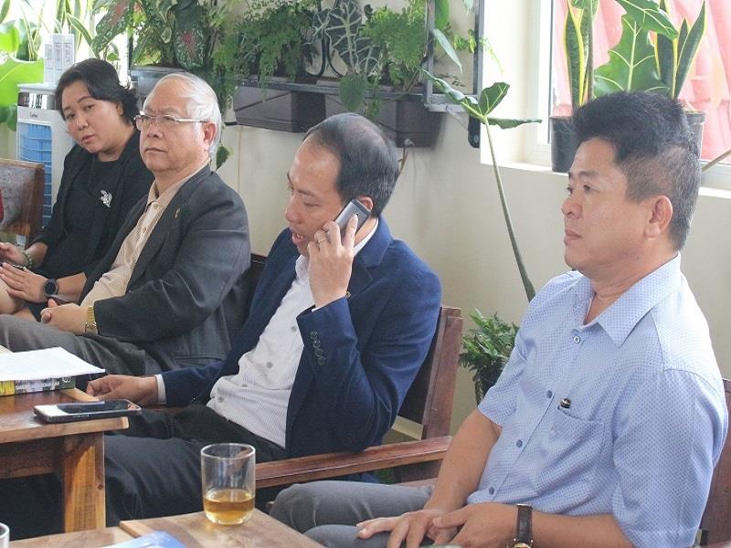 Chủ tịch UBND huyện Lạc Dương thực hiện nhiều cuộc gọi “nóng” chỉ đạo giải quyết vướng mắc cho doanh nghiệp