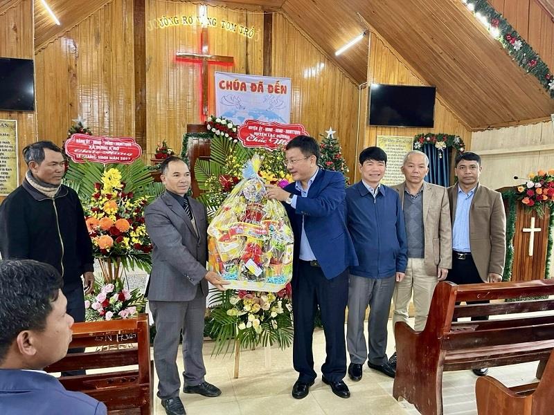 Đồng chí Bùi Thế - Phó Bí thư Huyện ủy, Chủ tịch UBND huyện Lạc Dương thăm, chúc mừng các cơ sở tôn giáo tại xã Đưng K’Nớ