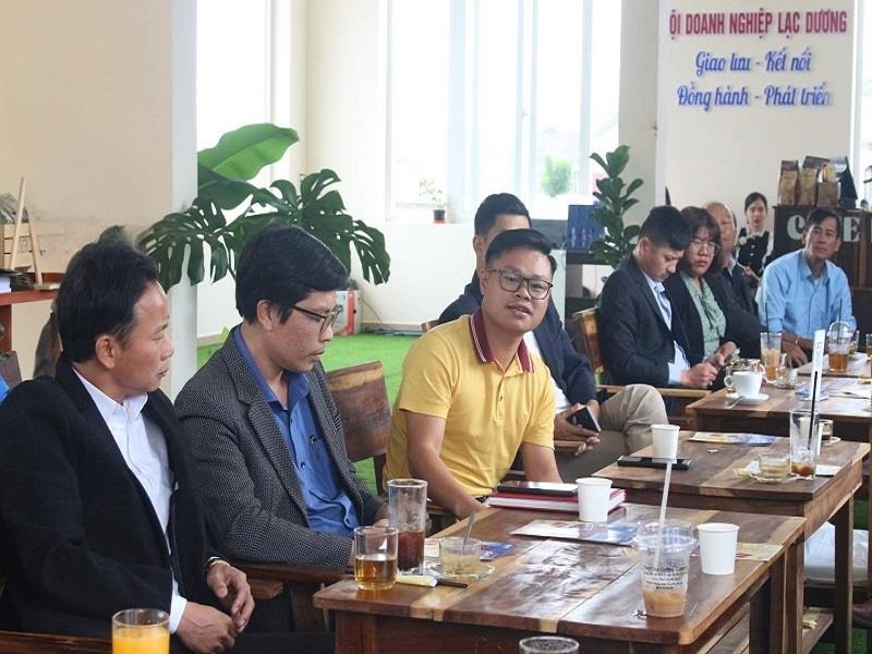 Ông Trần Văn Kiệm (áo vàng) - Chủ tịch HĐQT kiêm Giám đốc Công ty Cổ phần Nông nghiệp công nghệ cao ĐKM, nêu kiến nghị