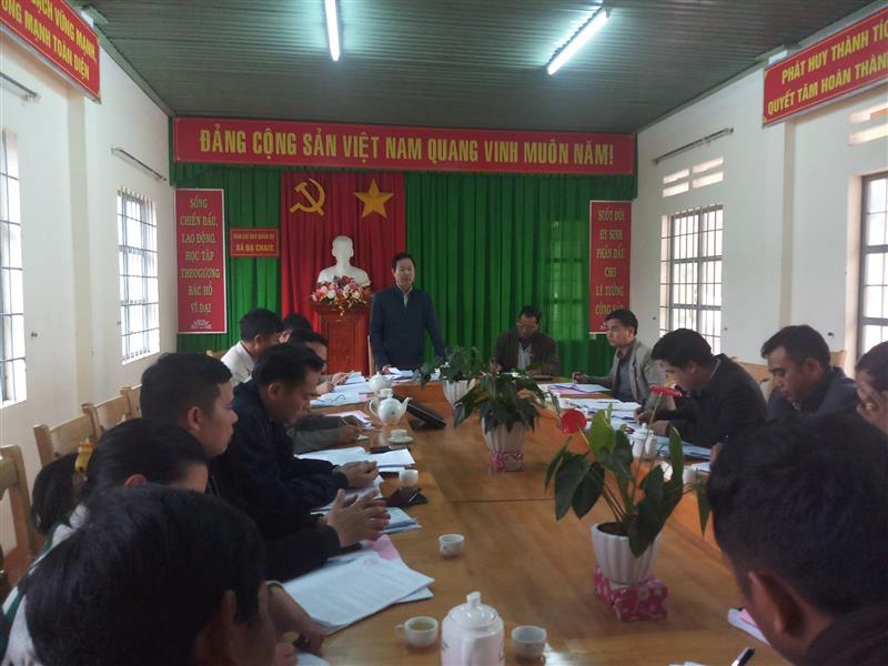 Đồng chí Phạm Triều - TUV, Bí thư Huyện ủy phát biểu tại buổi làm việc với Đảng ủy xã Đạ Chais