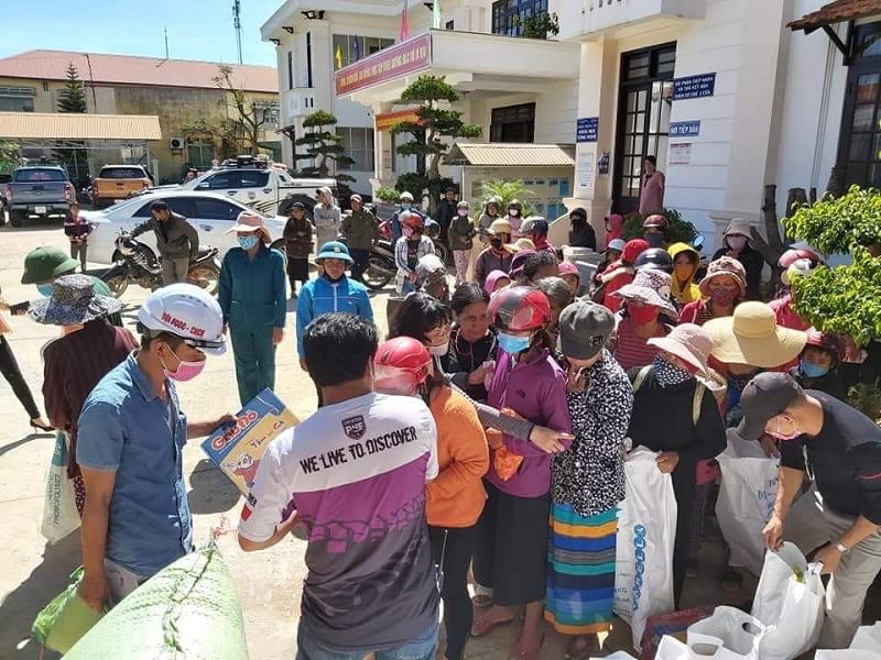 Đông đảo người dân địa phương đến nhận quà từ thiện và các loại nông sản do đoàn hỗ trợ