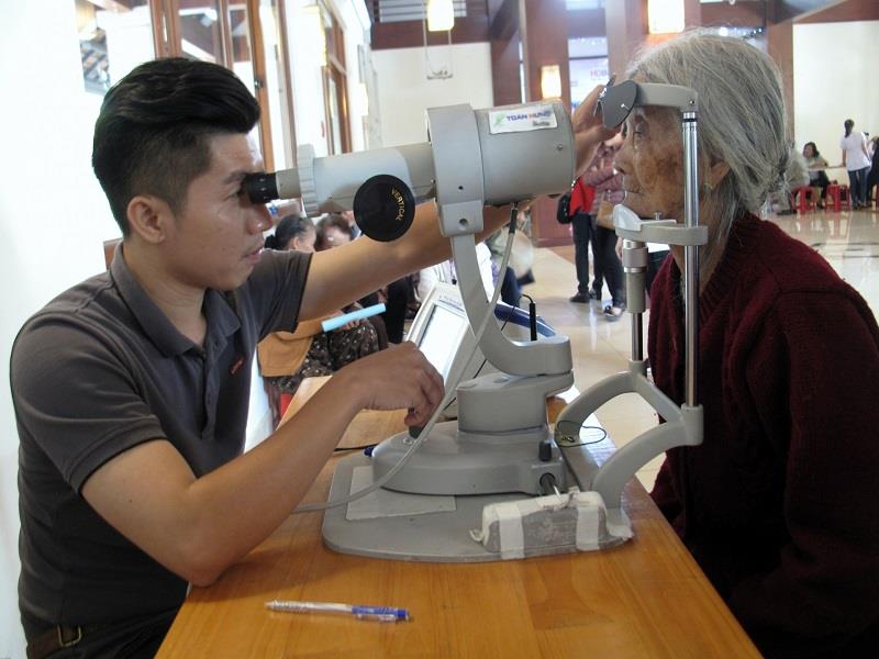 Khám sàng lọc miễn phí các bệnh về mắt cho người dân Lâm Đồng do Hội Bảo trợ Bệnh nhân nghèo - Người tàn tật và Trẻ mồ côi tỉnh tổ chức